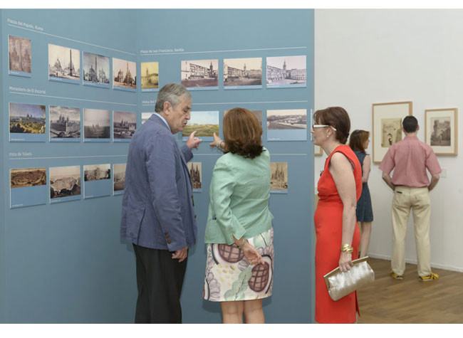 Imagen de la inauguración de la exposición Mirar la arquitectura: fotografía monumental en el siglo XIX
