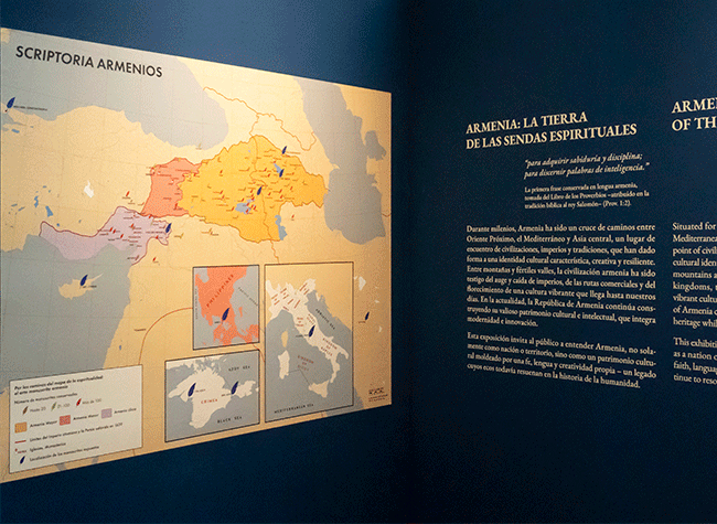 Montaje de la exposición «Por los caminos del mapa de la espiritualidad: el arte manuscrito armenio»