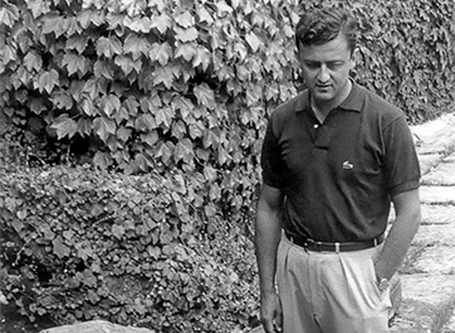 Luis Martín-Santos en el claustro de San Telmo, San Sebastián, 1961. Foto Perico Arana