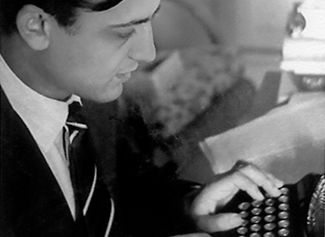 Luis Martín-Santos escribiendo a máquina. Archivo Herederos de Luis Martín-Santos
