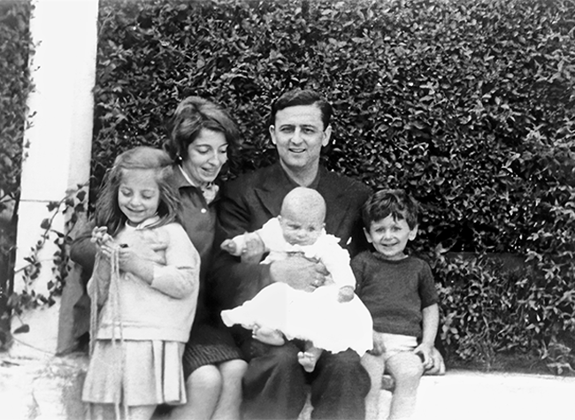 Rocío Laffon y Luis Martín-Santos con sus hijos Rocío, Luis y, en brazos, Juan Pablo en el jardín de Villa Alcolea. 1961. Archivo Herederos de Luis Martín-Santos