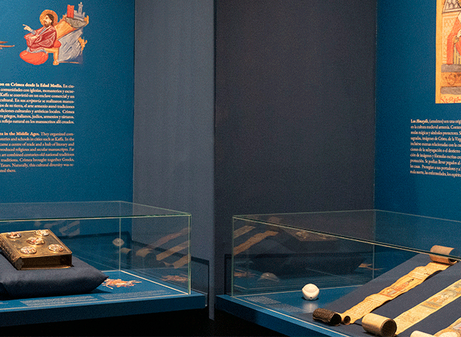 Montaje de la exposición «Por los caminos del mapa de la espiritualidad: el arte manuscrito armenio»