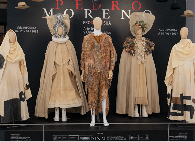 Montaje de la exposición «Pedro Moreno. Pro domo sua. Arte teatral y cinematográfico»
