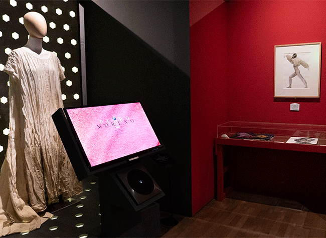 Montaje de la exposición «Pedro Moreno. Pro domo sua. Arte teatral y cinematográfico»