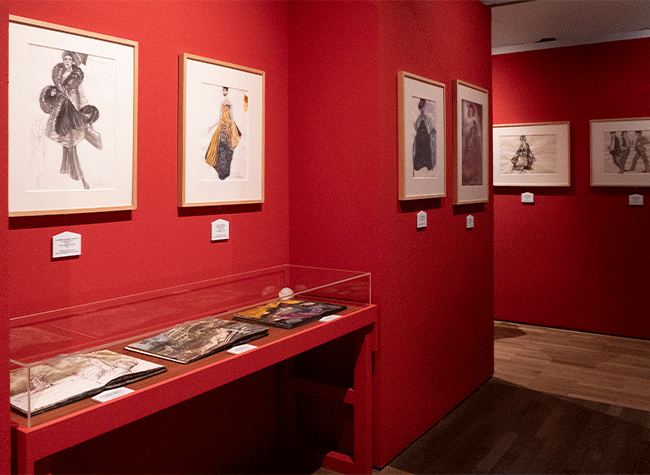 Montaje de la exposición «Pedro Moreno. Pro domo sua. Arte teatral y cinematográfico»