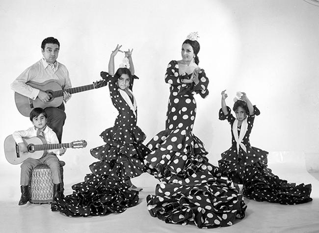 Fotografía de Lola Flores y Antonio González, “El Pescailla”, con Lolita, Antonio y Rosario realizada en 1966. Pertenece al Archivo del fotógrafo Vicente Ibáñez, cuyos fondos se conservan en la BNE, IBAÑEZ/17407 NEG