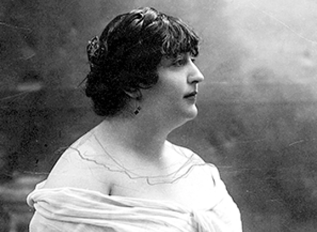 Fotografía de Alfonso. Carmen de Burgos hacia 1918. MCD. AGA. Fondo Fotográfico Alfonso, Carmen de Burgos 007 © “Alfonso”, VEGAP, Madrid 2024