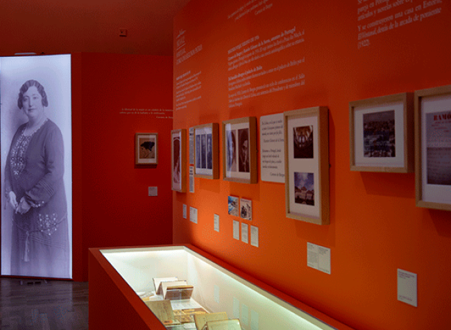 Montaje de la exposición de Carmen de Burgos