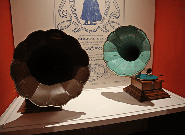 Montaje de la exposición Máquinas parlantes. El arte de atrapar el sonido