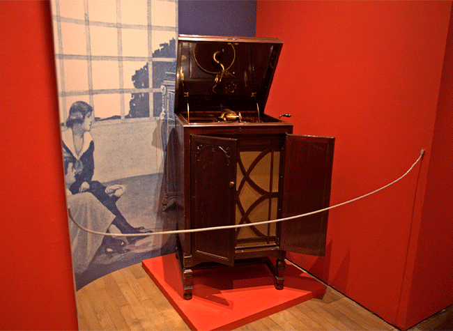 Montaje de la exposición Máquinas parlantes. El arte de atrapar el sonido