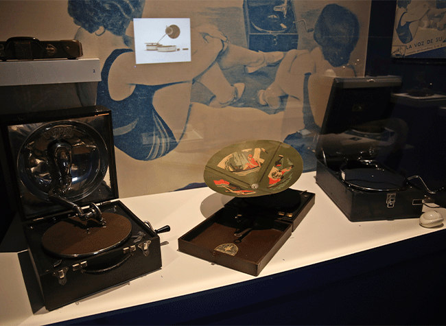 Montaje de la exposición Máquinas parlantes. El arte de atrapar el sonido