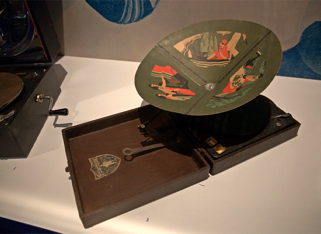 Montaje de la exposición Máquinas parlantes. El arte de atrapar el sonido