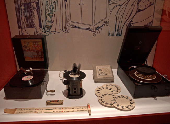 Montaje de la exposición Máquinas parlantes. El arte de atrapar el sonido