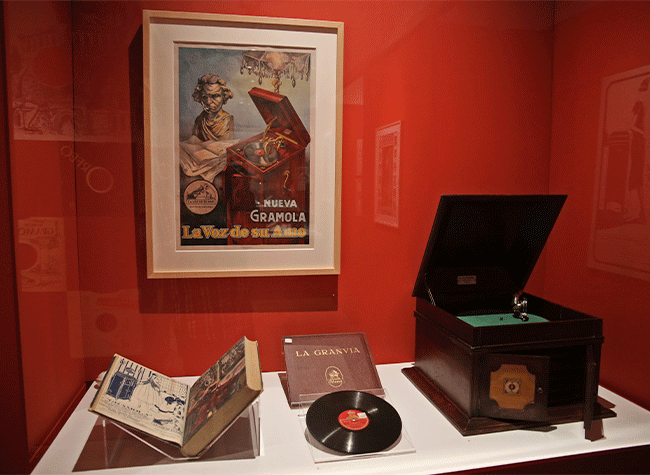 Montaje de la exposición Máquinas parlantes. El arte de atrapar el sonido