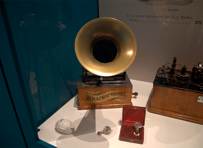 Montaje de la exposición Máquinas parlantes. El arte de atrapar el sonido